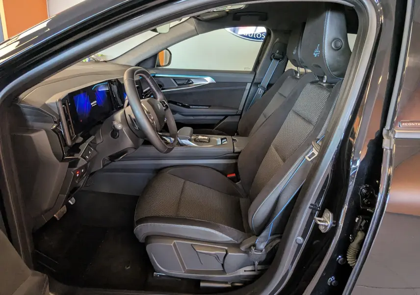 Vue intérieure côté conducteur du Renault Espace VI noir étoile, sièges tissu/Alcantara avec logo Alpine sur appui-tête.