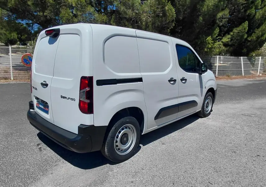 Vue 3/4 arrière droit du Citroën Berlingo blanc 2025 avec porte latérale et jantes acier 15 pouces.