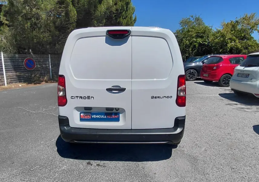 Vue arrière d’un utilitaire blanc Citroën Berlingo 2025, portes battantes fermées et feux arrière visibles.