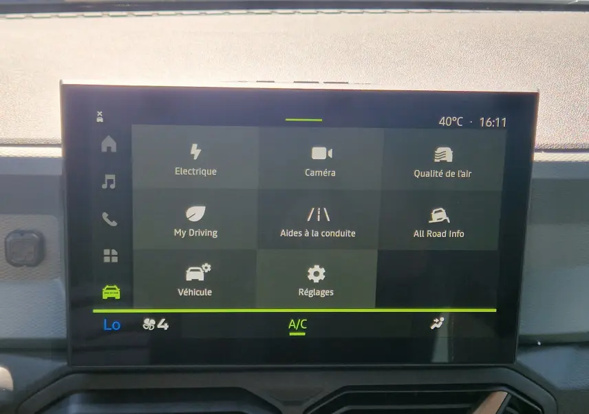 Écran tactile central du Dacia Duster 2026 affichant les options de conduite et réglages, vue frontale rapprochée.