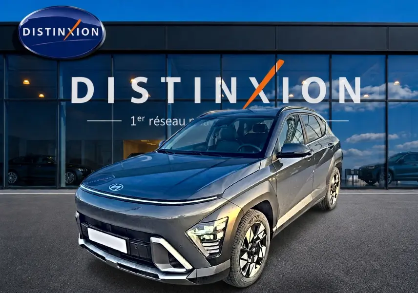Vue 3/4 avant droite d'un Hyundai Kona 2025 gris ecotronic avec jantes alliage et feux LED distinctifs.