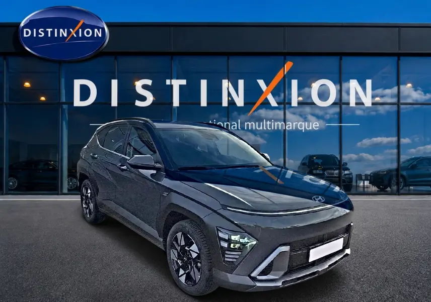 Hyundai Kona 2025 gris ecotronic en 3/4 avant droit, avec feux LED et jantes alliage noires distinctives.