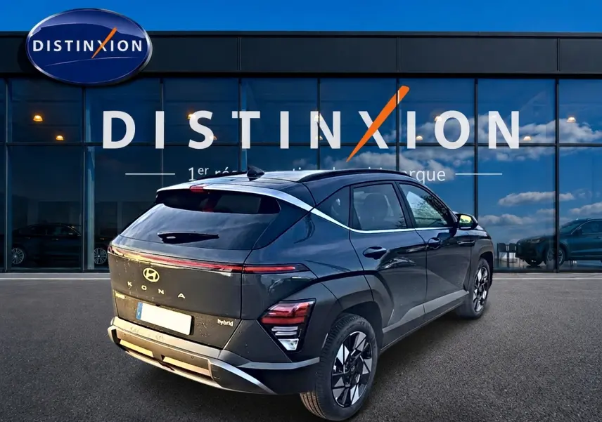 Vue 3/4 arrière droite d'un Hyundai Kona gris ecotronic avec feux arrière LED et antenne aileron de requin.