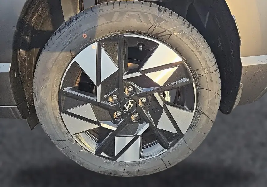 Gros plan sur la jante alliage 18 pouces noire et argentée du Hyundai Kona gris ecotronic, côté roue avant.
