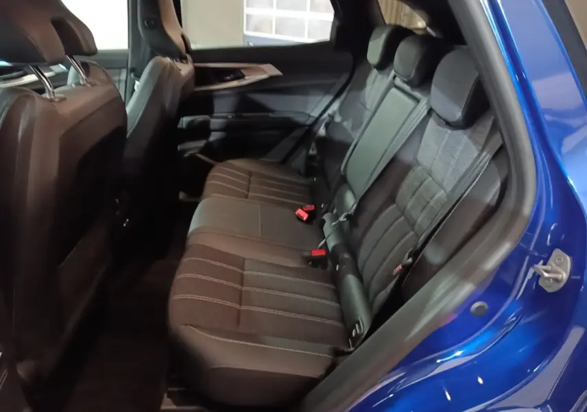 Vue intérieure côté droit sur la banquette arrière noire du Renault Austral bleu 2024, montrant les sièges et la portière ouverte.