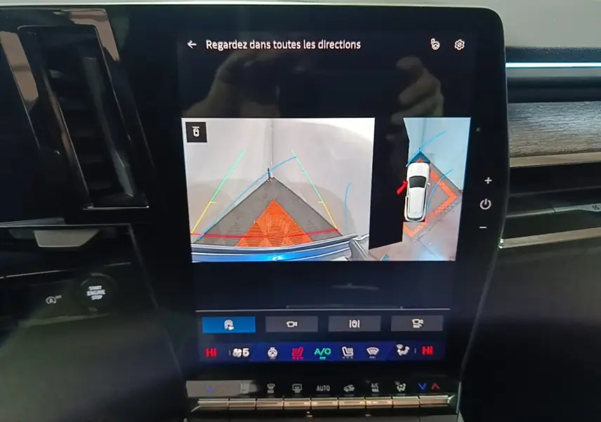 Écran tactile central affichant la caméra de recul et vue 360 du Renault Austral bleu en stationnement.