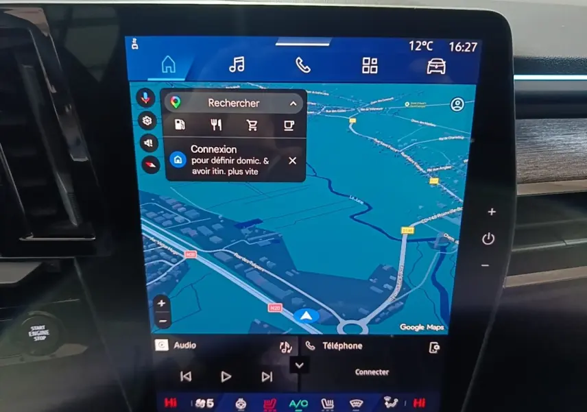 Vue rapprochée de l’écran tactile central du tableau de bord du Renault Austral 2024, affichant la navigation Google Maps.