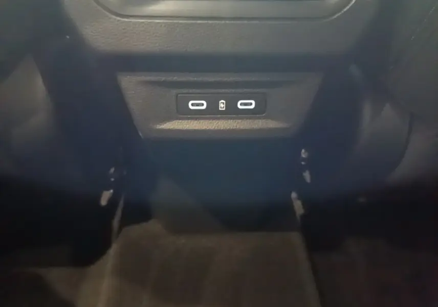 Vue rapprochée des ports USB-C situés à l'arrière de la console centrale du Renault Austral bleu 2024.