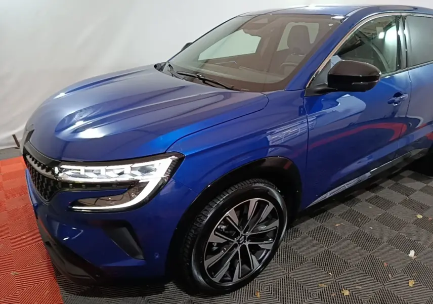 Vue 3/4 avant droit du Renault Austral bleu avec phares LED et jantes alliage distinctives.