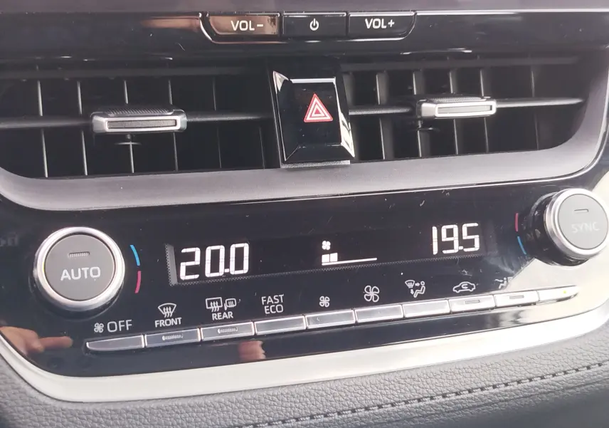 Détail du tableau de bord de la Toyota Corolla Cross 2025 montrant la climatisation automatique avec affichage digital des températures.