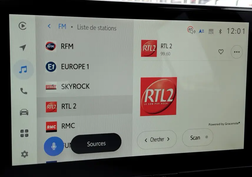 Écran tactile intérieur du Toyota Corolla Cross 2025 montrant la liste des stations radio avec sélection sur RTL 2.