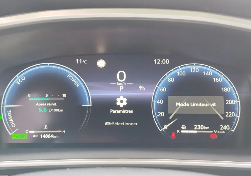 Tableau de bord numérique de Toyota Corolla Cross 2025 affichant consommation hybride, vitesse zéro et mode limiteur actif.