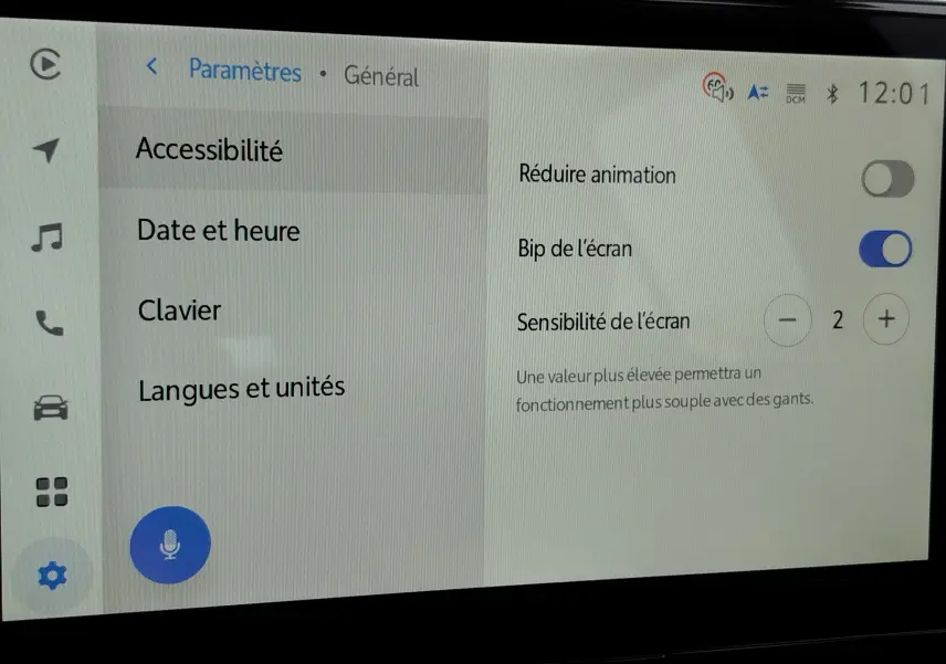 Écran tactile du tableau de bord du Toyota Corolla Cross 2025 montrant les réglages d'accessibilité et de sensibilité.