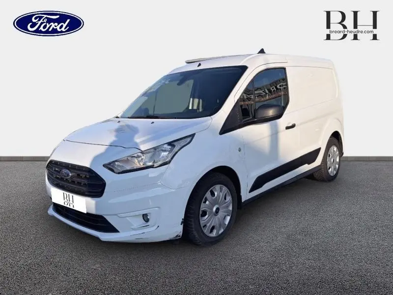 Vue 3/4 avant droit d'un Ford Transit Connect blanc glacier avec calandre noire et rétroviseurs noirs.