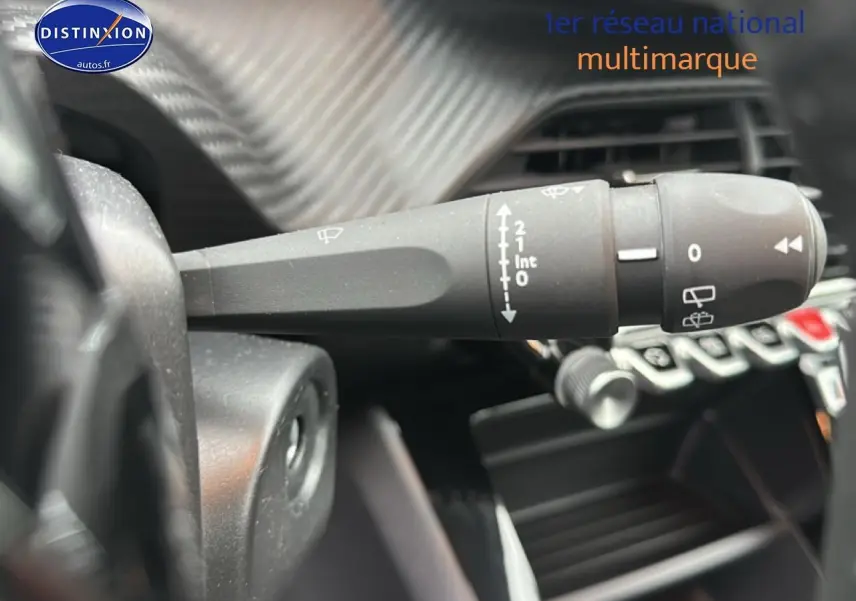 Gros plan sur la commande d’essuie-glace dans l’habitacle d’une Peugeot 208 gris Artense 2024.