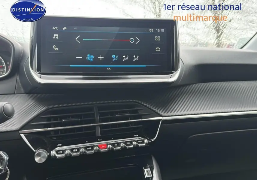 Tableau de bord de Peugeot 208 2024 gris artense, vue centrée sur l'écran tactile et les commandes de climatisation.