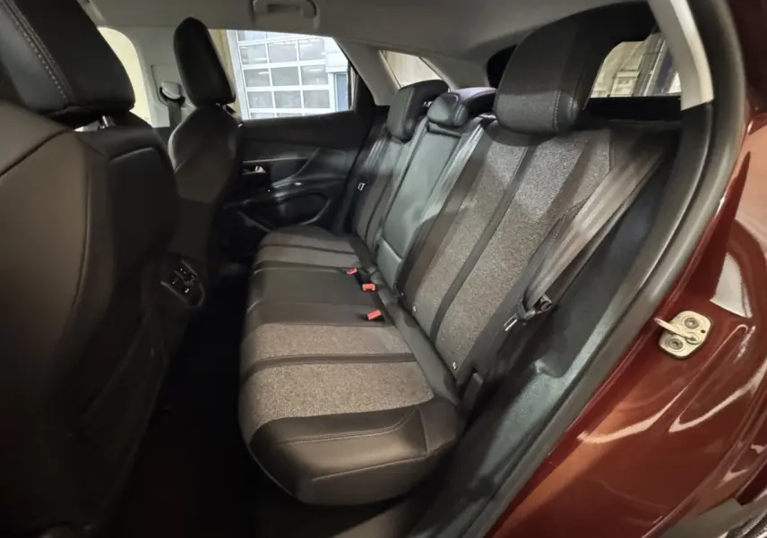 Vue intérieure côté droit sur la banquette arrière bicolore tissu et cuir du Peugeot 3008 orange 2020 PureTech Allure.
