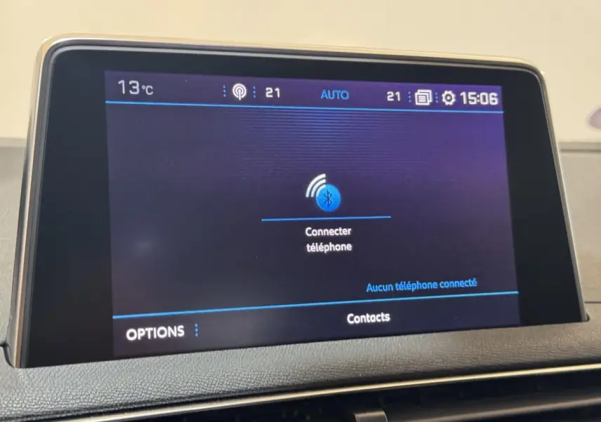Écran tactile central affichant la connexion Bluetooth dans l’habitacle d’un Peugeot 3008 2020.