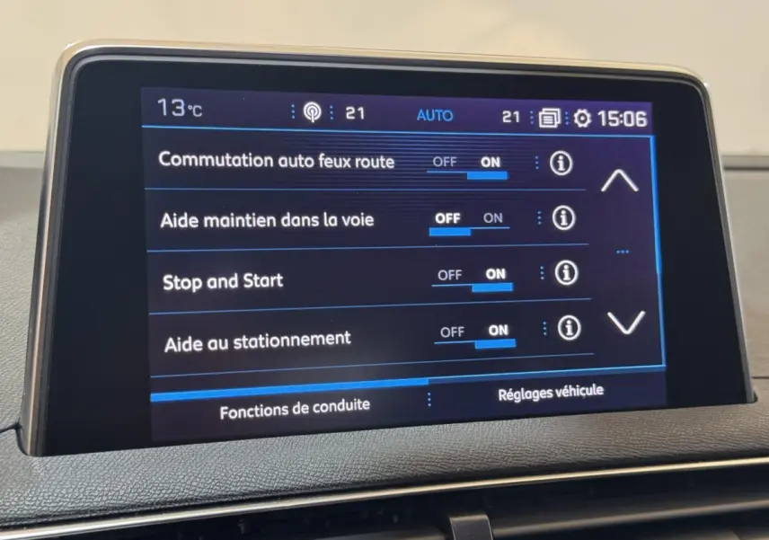 Écran tactile central du tableau de bord du Peugeot 3008 affichant les réglages d’aides à la conduite.