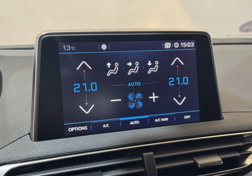 Écran tactile central du tableau de bord du Peugeot 3008 affichant la climatisation à 21°C en mode automatique.