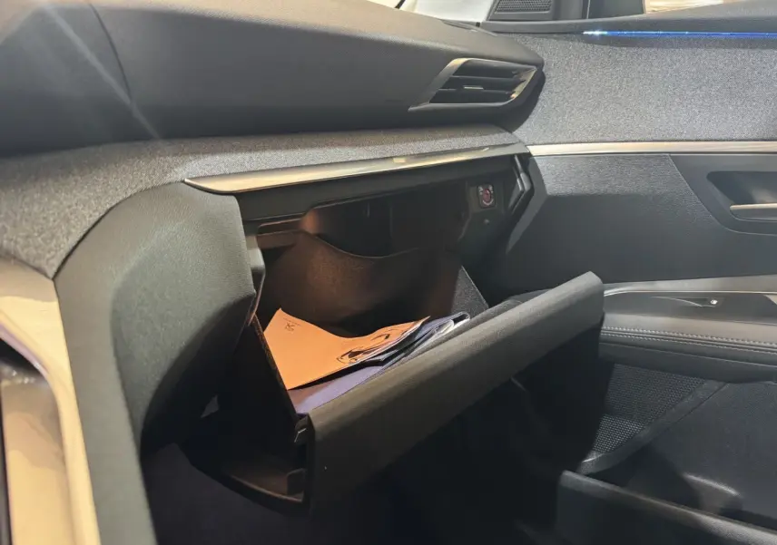Vue intérieure côté passager du coffre à gants ouvert du Peugeot 3008 PureTech 130 S&S EAT8 Allure 2020, avec documents visibles.