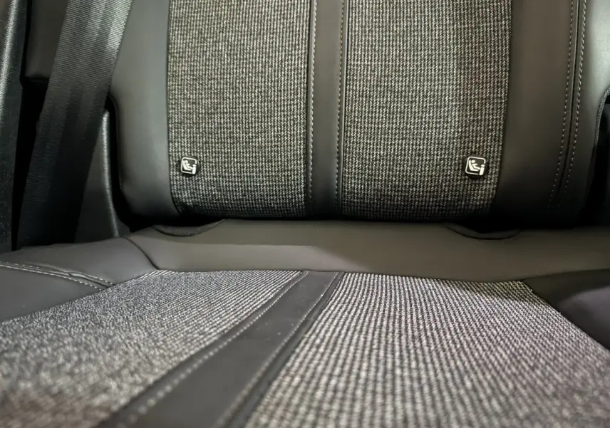 Gros plan sur la banquette arrière en tissu gris et cuir noir du Peugeot 3008 PureTech 130 Allure 2020.