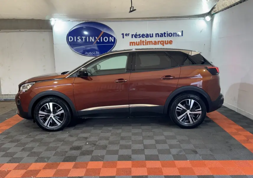 Vue de profil côté gauche d'un Peugeot 3008 orange métallisé, avec toit noir et jantes alliage bicolores.