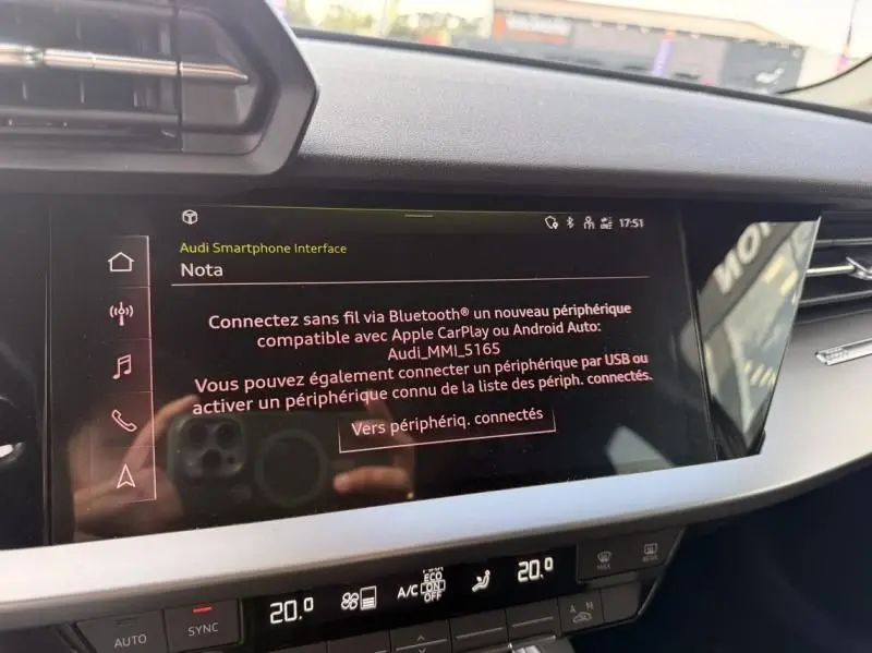 Écran central tactile de l’Audi A3 Berline 35 TFSI 2022, affichant l’interface smartphone avec commandes climatisation en dessous.
