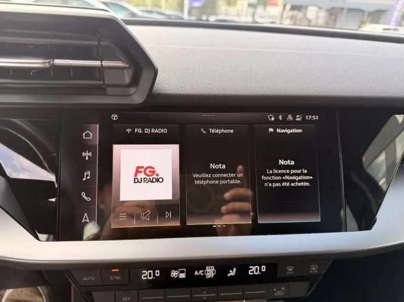Vue rapprochée de l’écran tactile central de l’Audi A3 Berline 35 TFSI 2022, affichant la radio et les notifications de téléphone et navigation.
