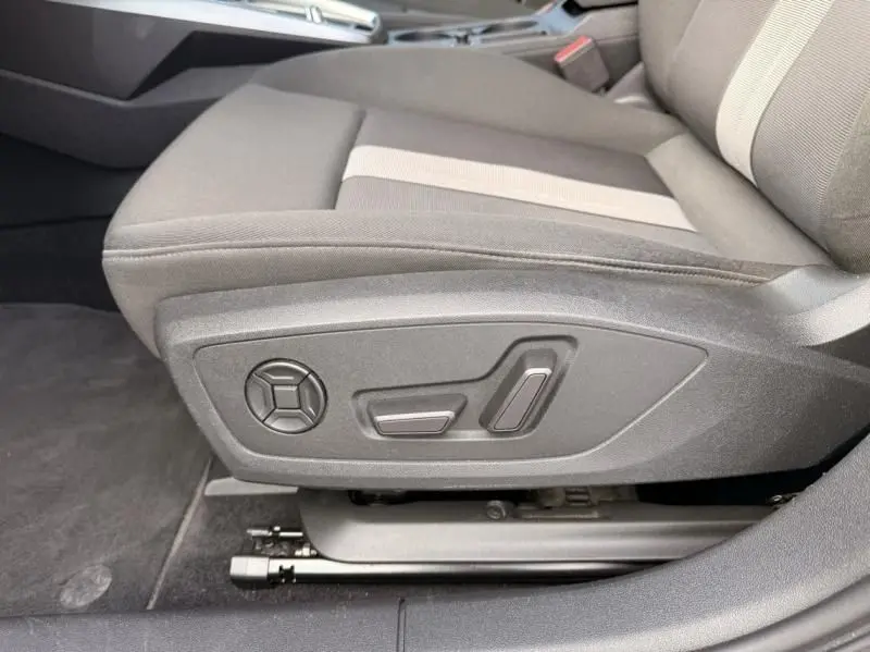 Détail des commandes électriques du siège avant droit de l'Audi A3 Berline gris foncé métal 2022.