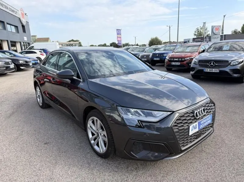 Audi A3 Berline 35 TFSI gris foncé métal vue 3/4 avant, calandre hexagonale et jantes alliage visibles.