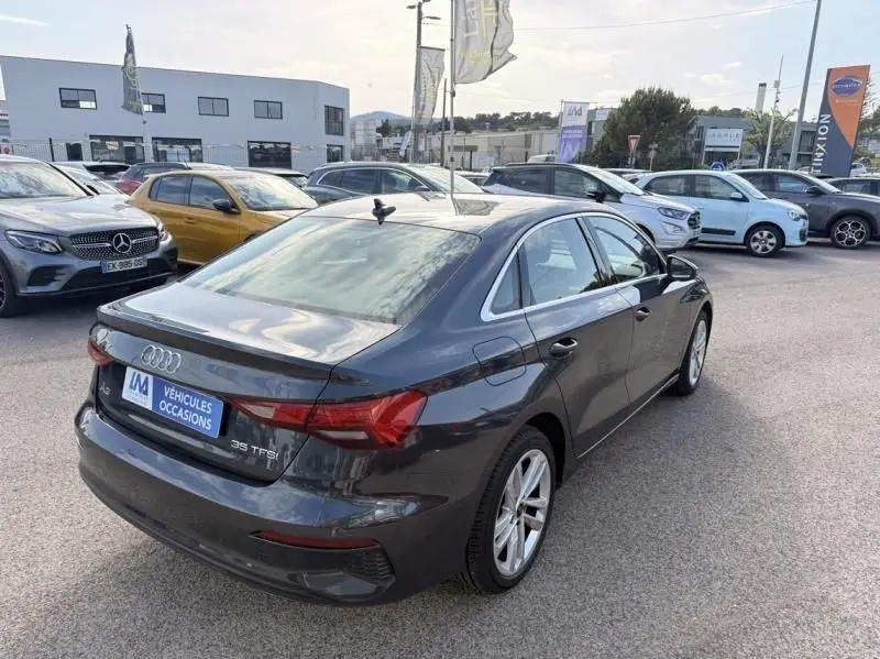 Audi A3 Berline 35 TFSI gris foncé métal vue 3/4 arrière droit, avec feux arrière LED et jantes alliage.