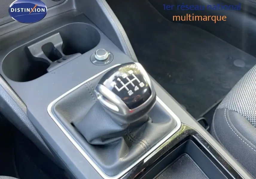 Gros plan sur le levier de vitesses manuel de l'Audi Q2 30 TDI S-Line, intérieur tissu gris et console centrale.