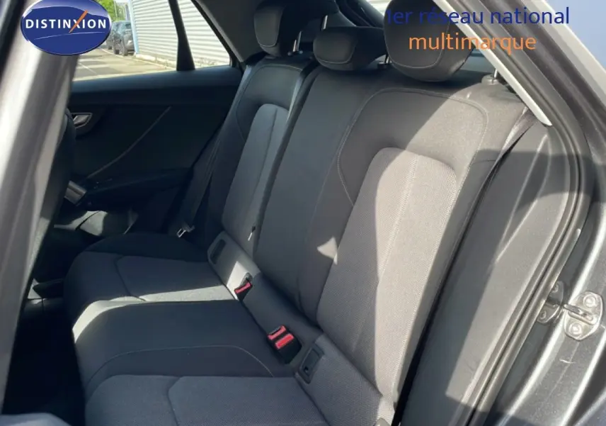 Vue intérieure côté droit des sièges arrière en tissu gris d'un Audi Q2 30 TDI S-Line 2025 couleur gris Manhattan métal.