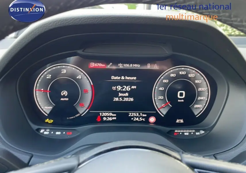 Vue rapprochée du tableau de bord numérique de l'Audi Q2 30 TDI S-Line, affichant la vitesse et l'heure.