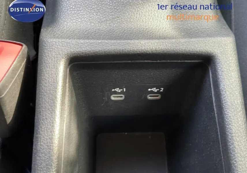 Gros plan sur deux ports USB-C intégrés dans la console centrale d'un Audi Q2 gris Manhattan 2025.