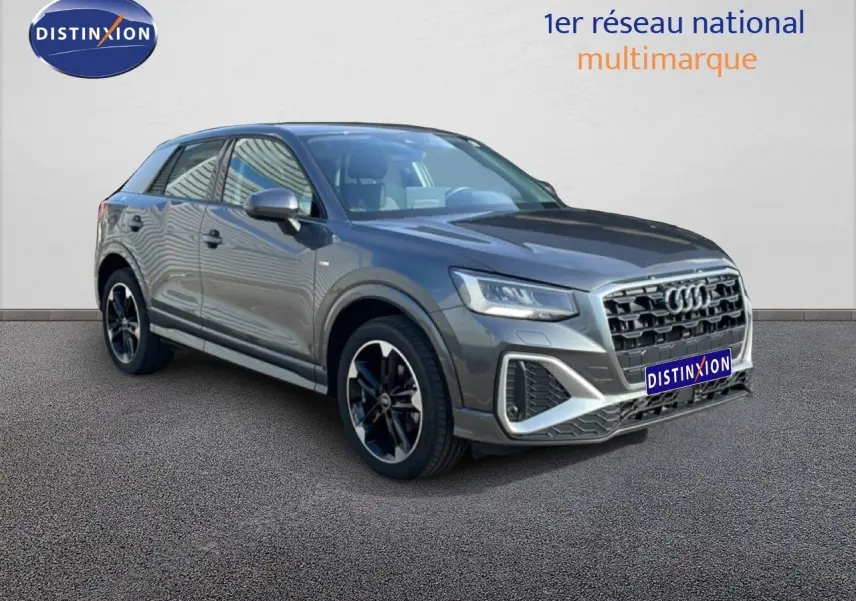Audi Q2 30 TDI S-Line gris Manhattan, vue 3/4 avant droit avec jantes noires et calandre distinctive.