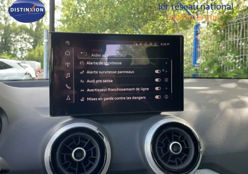 Écran central tactile affichant les aides à la conduite dans l’habitacle d’une Audi Q2 30 TDI S-Line 2025.