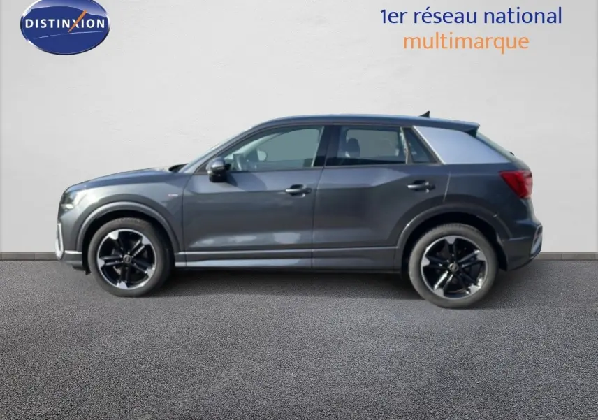 Audi Q2 30 TDI S-Line gris Manhattan métal vu de profil côté gauche, avec jantes noires distinctives.