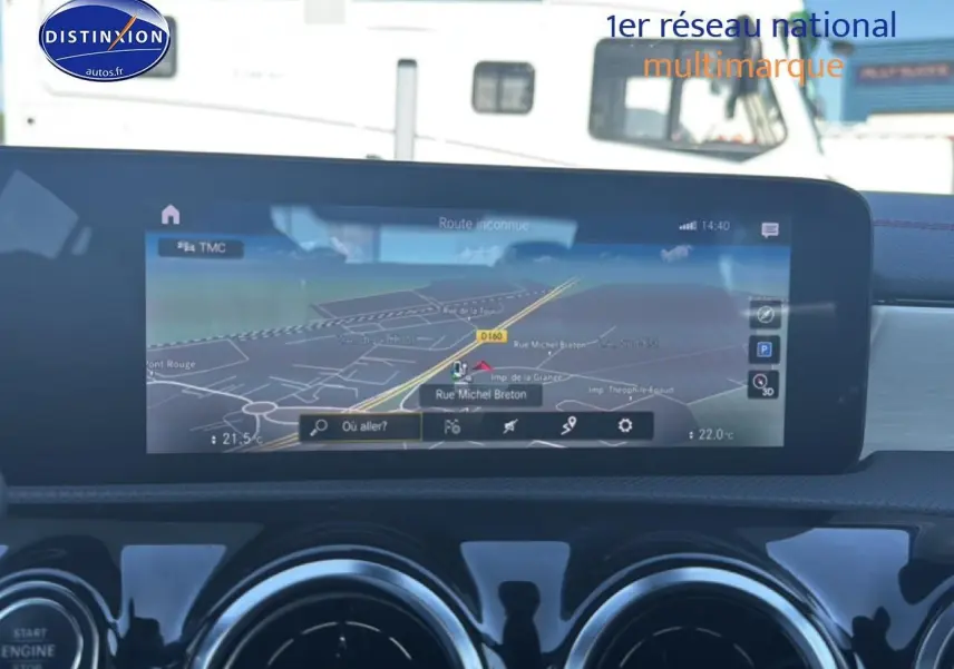 Écran tactile de navigation GPS dans le tableau de bord d'une Mercedes Classe CLA 250 e AMG Line noire, vue intérieure.