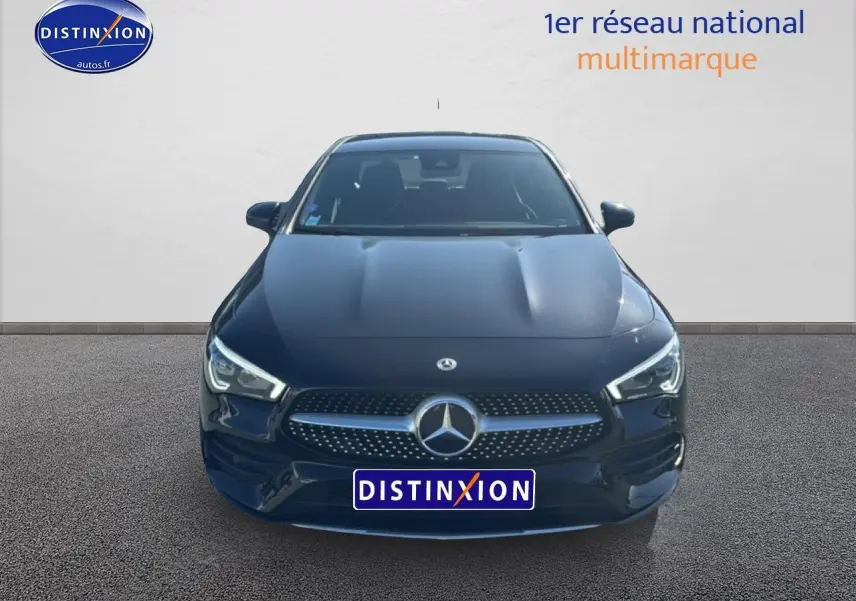 Vue frontale d'une Mercedes Classe CLA 250 e AMG Line noire avec calandre chromée et feux LED allumés.