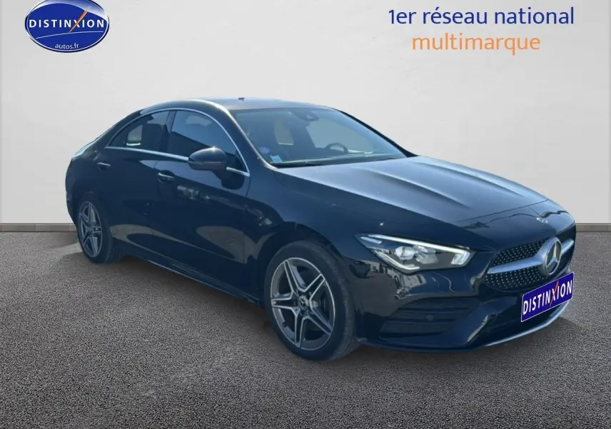Mercedes Classe CLA 250 e AMG Line noir vue 3/4 avant droit avec calandre chromée et jantes alu cinq branches.