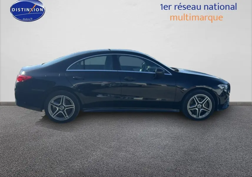 Mercedes Classe CLA 250 e AMG Line noir vue de profil côté gauche sur fond neutre, jantes alu cinq branches.