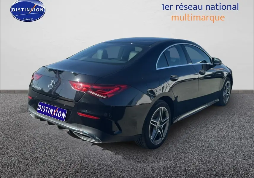 Mercedes Classe CLA 250 e AMG line noir vue 3/4 arrière droit avec jantes alu et double sortie d'échappement chromée.