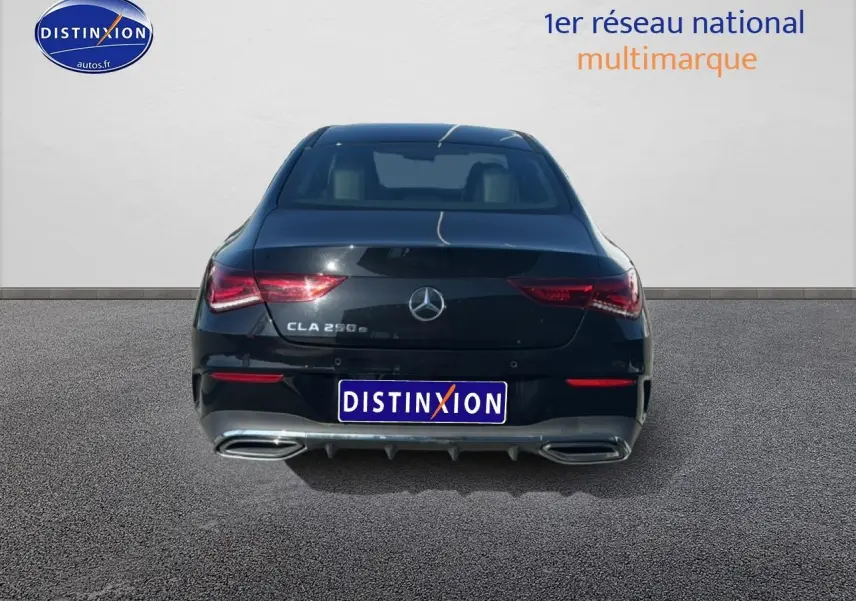 Vue arrière d'une Mercedes Classe CLA 250 e AMG Line noire avec double sortie d'échappement chromée.