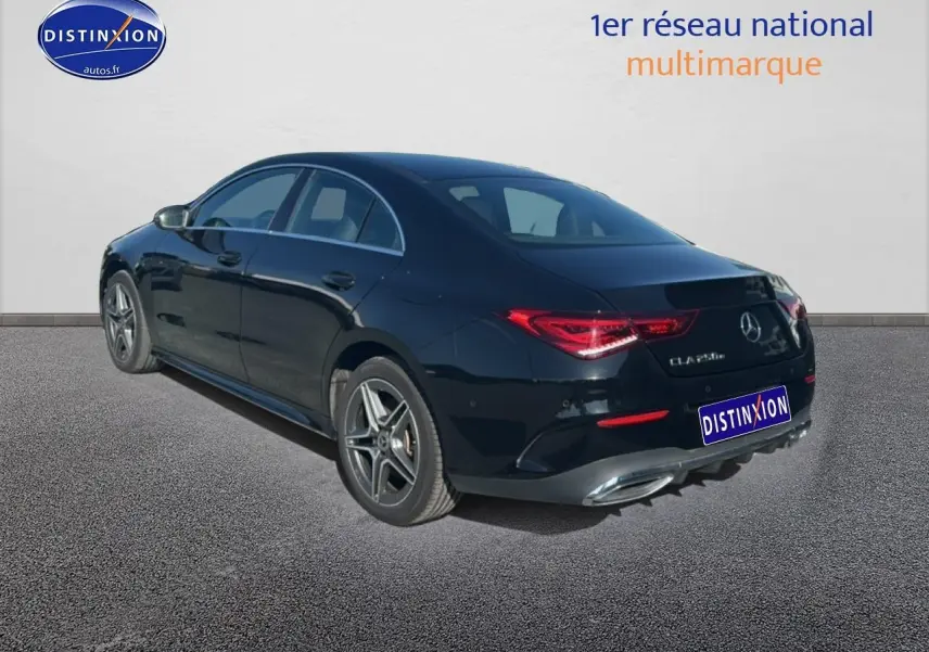 Mercedes Classe CLA 250 e AMG Line noire vue 3/4 arrière droit, avec jantes alu et double sortie d’échappement chromée.