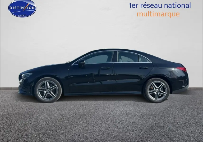 Mercedes Classe CLA 250 e AMG Line noire vue de profil côté gauche sur fond neutre, jantes alliage visibles.