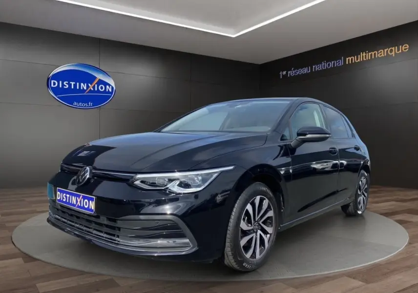 Volkswagen Golf noire vue en 3/4 avant droit, avec jantes distinctives et vitres arrière surteintées.