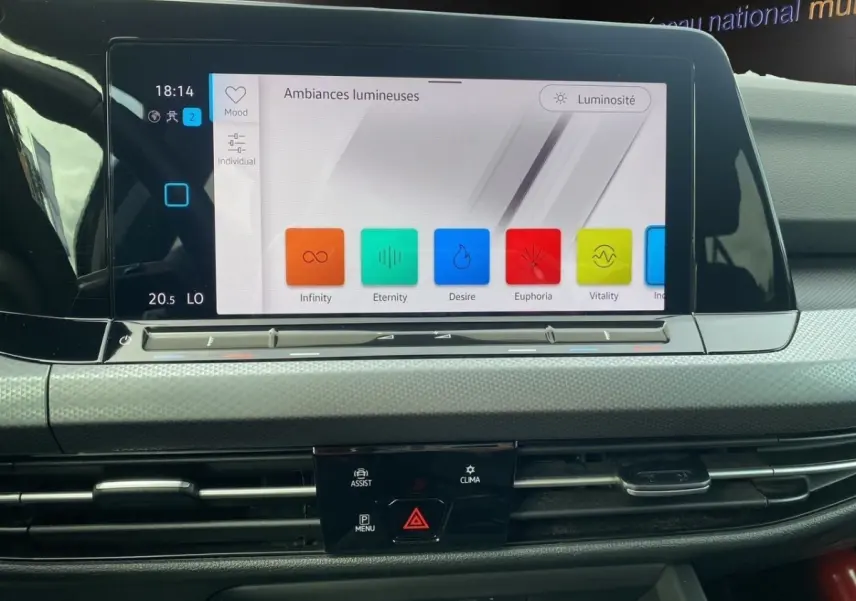Écran tactile central de la Volkswagen Golf 2022 affichant les options d'ambiances lumineuses, vue de face intérieure.