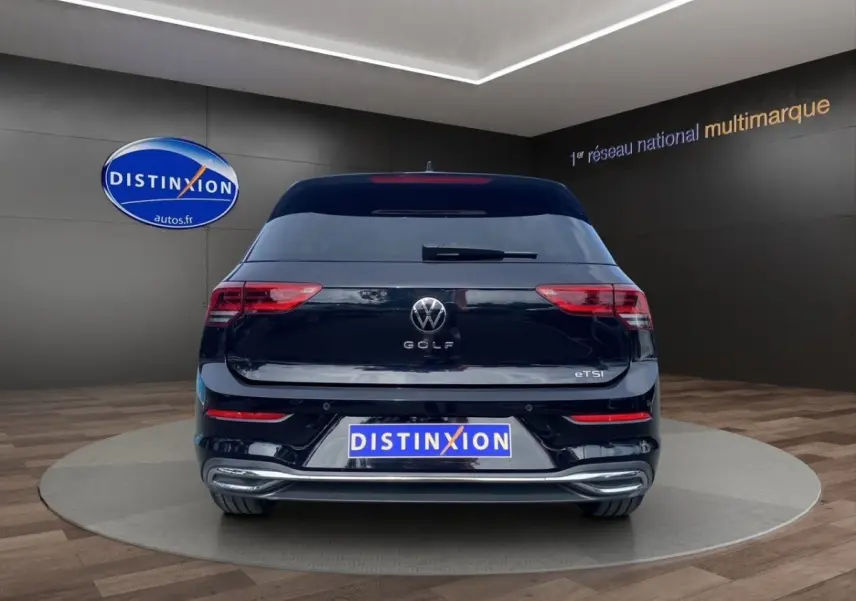 Vue arrière d'une Volkswagen Golf noire 2022 avec feux LED et logo VW bien visibles.